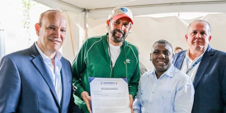 Juan Luis Guerra es declarado Visitante Distinguido de Santiago previo a sus conciertos